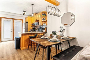 EPIC Mountain Retreat- Prvt Entry, King Bed, Work Desk, Free Parking